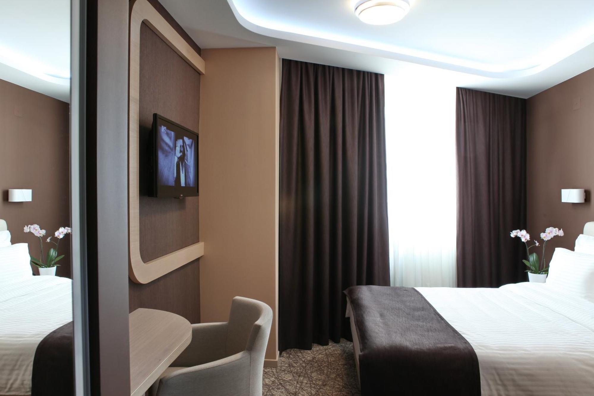 Garni Hotel Aveny Čačak エクステリア 写真
